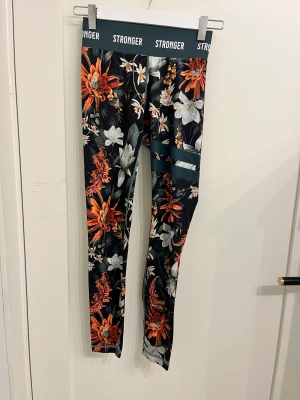 Träningsbyxor  - Säljer mina super fina stronger byxor för de e för små för mig, de är i bra skick.