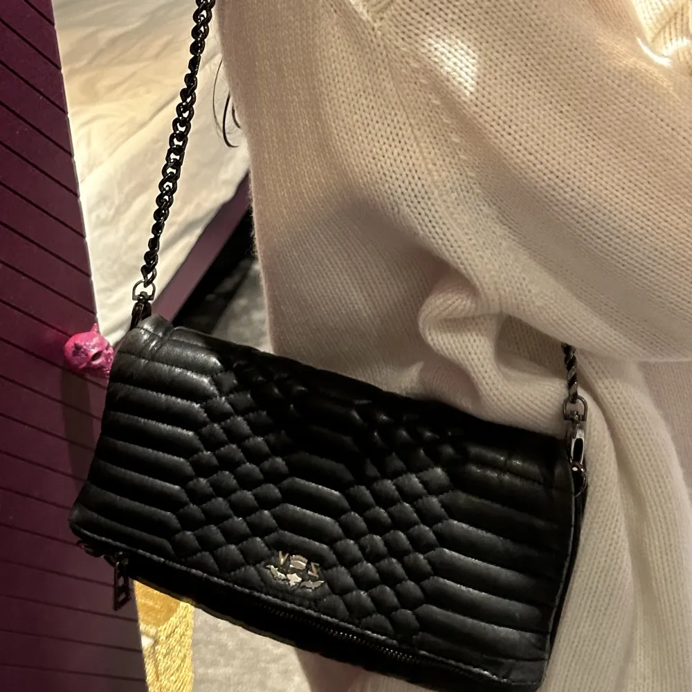 En svart snygg väska, följer även med ett längre läder band. Relatovt använd. Ny pris: 4 700 kr. Väskor.