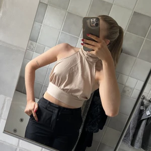 Festtopp - Beige topp med öppen rygg där man själv knyter, storleken kan därför anpassas🩷 perfekt till fest, storlek Xs