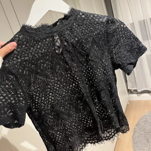 Spetstopp - Säljer denna jättefina blus pga att den tyvärr inte passar längre💓superbra skick och inga defekter!!