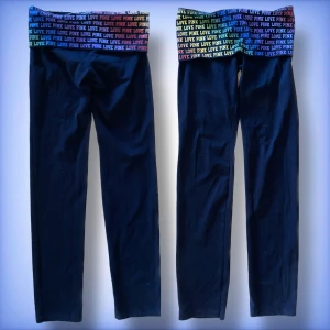 PINK Yoga Pants - Ett par fina PINK yoga byxor, i storlek S, med en vacker design. Hör av dig vid frågor!☺️