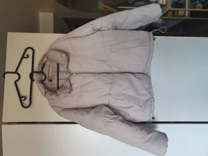 Grå/beige pufferjacka  - En snygg pufferjacka från HM St L. Använda fåtal gånger