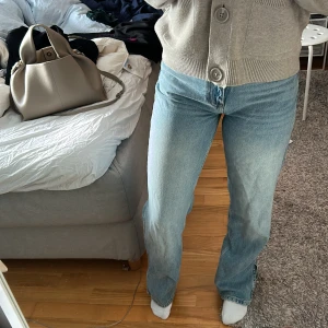 Jeans  - Säljer dessa snygga jeans ifrån fina tricot med en slits längst ner❤️ finns inga slitage på Jenssen 