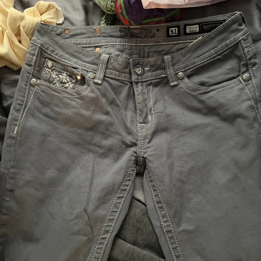 Missme jeans nästan aldrig använda💕passar mig som vanligtvis har 36/38 i jeans🥰 de har inga defekter säljer pga av att de inte kommer till användning . Jeans & Byxor.