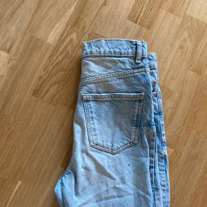 Ett par raka zara jeans som sitter jätteskönt, snygga med den ljusa färgen 🥰