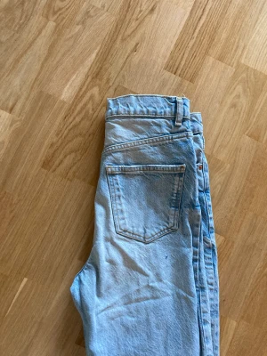 Zara jeans - Ett par raka zara jeans som sitter jätteskönt, snygga med den ljusa färgen 🥰