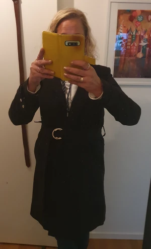 Kappa strl M - Svart kappa anvönt ett par ggr står strl 34 men passar mig som är medium. Innefodrad fickor samt bölye i midjan. Tunna axelvaddar vilket man kan ta bort om man föredrar det. Pris 200kr