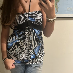 Halterneck topp - Fin halterneck topp med snören man knyter i nacken. Inga tecken på användning och den passar Xs-M. Kom privat för egna frågor!