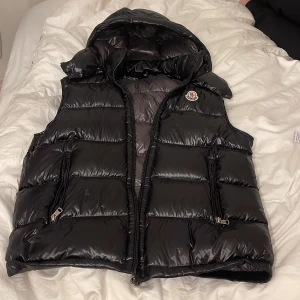Moncler väst  - moncler väst (bornes down gilet) orginal pris 12 225kr. Strl 2 (M). Väldigt bra skick. kontakta för fler bilder eller kvitto. pris kan diskuteras.