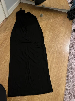 Skimsdupe - Svart klänning, en dupe på skimsklänningen