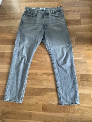 Sköna och stilrena gråa jeans från Jack and Jones. Storlek 29/30