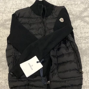 Moncler Cardigan - Hej, säljer nu en Moncler Cardigan i storlek S, men den passar även vissa M. Det finns kvitto och tags kvar till jackan. 