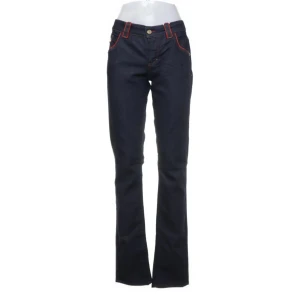 Galliano jeans - Super snygga å sköna men tyvärr för långa för mig som är 161⭐️  Köpta på Sellpy för ca 300kr och är i bra skick!! Lågmidjade med straight leg modell å storlek 30⭐️