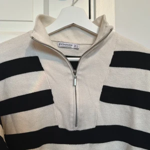Randig zip-tröja - Svart/vit tröja från stradivarius i något kortare modell. Använd ett fåtal gånger
