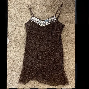 Linne - Ett jättefint linne med paljetter. Nästan aldrig använd.