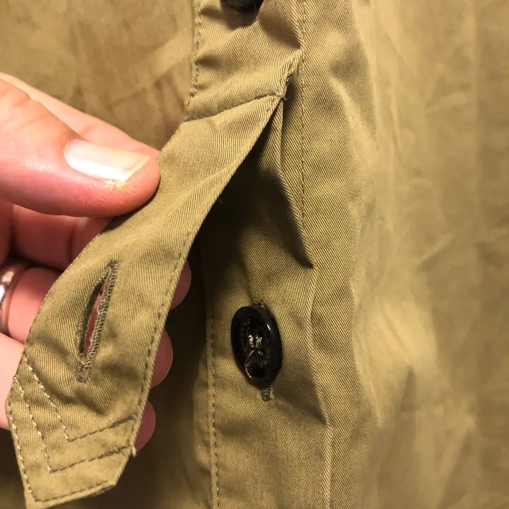 Cool långskjorta i militärgrönt från  Zara SRPLS!  Så fina detaljer med knappar och remmar (kolla knapparna bak på ryggen!) Ingen anmärkning. Material: bomull Storlek: L. . Skjortor.