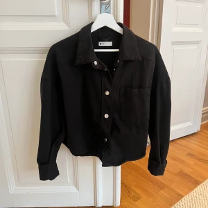 Jeansjacka  - Använd men är i bra skick! Frakt tillkommer 🖤
