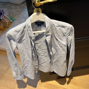 Ralph Louren skjorta - En fin skjorta i bra skick! Alldeles för liten för mig så skulle bara vilja bli av med den för en liten summa. Ålder 14 men skulle säga att den är som bäst för 12-13 åringar 