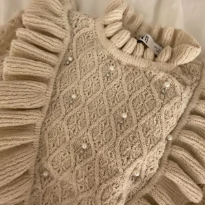 Stickad blus - En super super fin blus från zara!!! Använd två gånger och ordinarie pris är 400! Säljer pågrund av att jag inte har användning till den! Sitter så bra på
