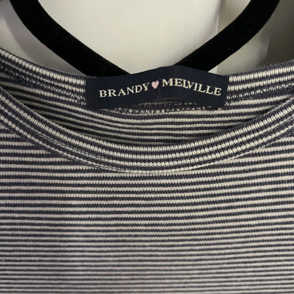 Fin vit-och blårandig tshirt ifrån Brandy Melville!💞. T-shirts.