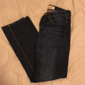 Jeans - Mörk blåa jeans använd fåtal gånger  Skriv vid funderingar 