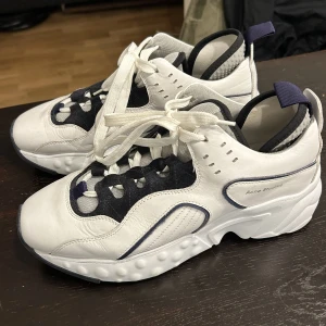 Acne Manhattan sneakers  - Acne sneakers i läder, använd fåtal gånger så i bra skick. Färg är vit/mörkblå/grå