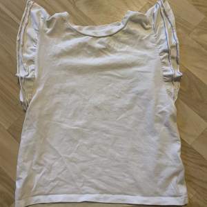 Jätte fin vit t-shirt med volanger. Säljer då den inte passar mig längre.