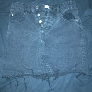 Kjol - Denna kjol är ny använd 0 gånger! Inga fläckar eller skador på dom! 