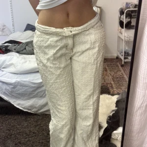 jaded london jeans  - snygga jeans, använt mycket och är slitna längst ner vid fötterna, har en liten prick på låret men sysn knappast. 