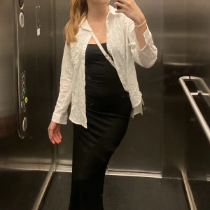Skjorta - Säljer denna vita skjortan då jag tycker att den är för kort i ärmarna, använda ca 2 gånger och i jätte fint skick! För referens är jag 175cm
