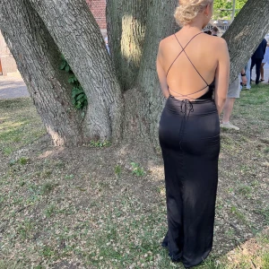 Svart balklänning  - En svart balklänning från Bubbelroom inst 36 , fin skik. Köpt här på Plick så den är använd två olika tillfällen. Har en slits och fin knytning på baksidan. Är 172 cm lång och var lagom lång med klackar på mig  Köparen står för frakten