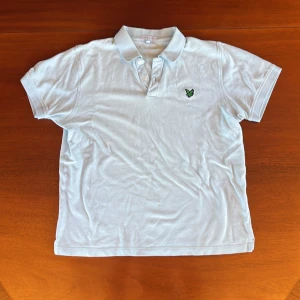 Piké, Lyle & Scott - Piké i bra skick! Storlek XL men är själv en M/L och den sitter bra på mig. 