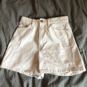 Vita jeansshorts - Fina lediga off white short från Lindex