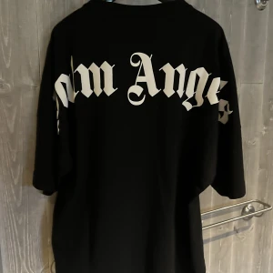 Palm Angels T shirt - Palm Angles T shirt i storlek XS (Passar S-M). Skick 9/10. Köpt på Wearthehype har kvitto därifrån på Mail. Nypris runt 3000kr