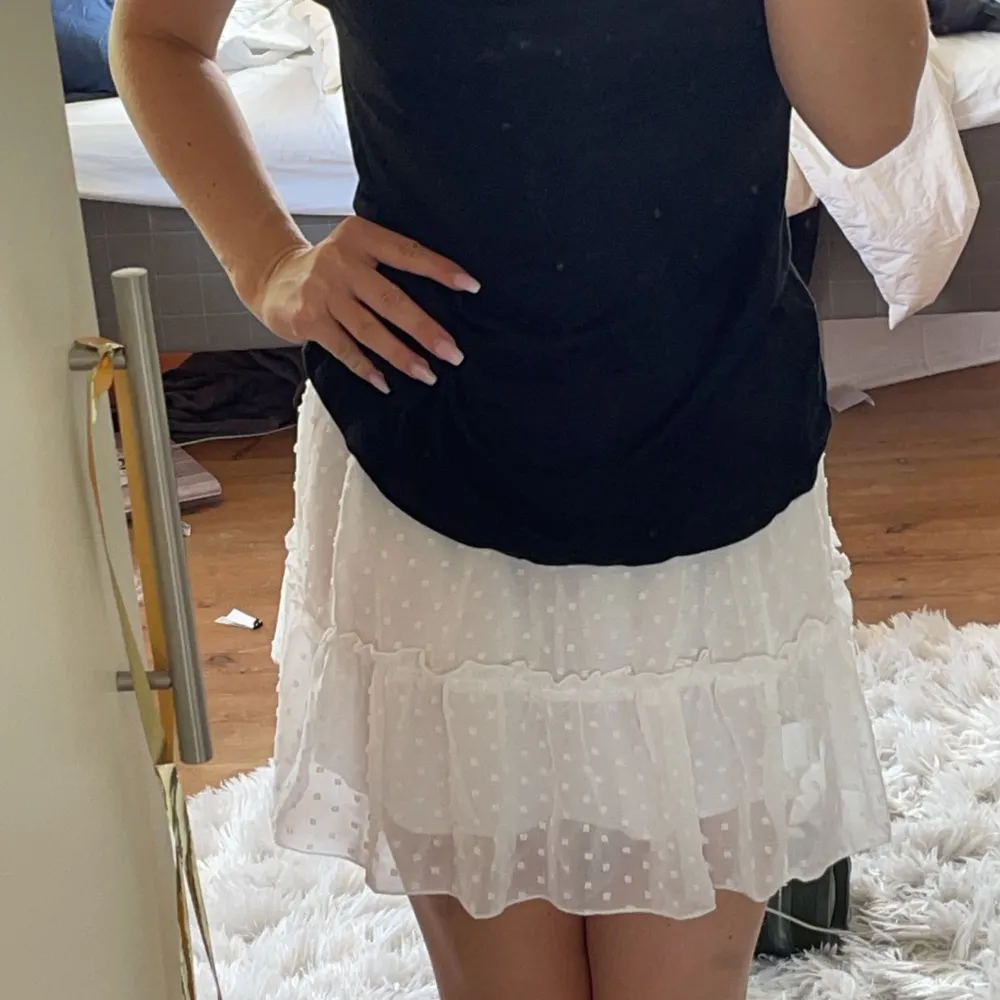 en lite finare vit sommar kjol som är tunn med mönster🩷 den är endast använd en gång och är därför i mycket bra skick! perfekt till sommaren, den är i strl S men skulle säga att den passar xs och m lika bra🩷. Kjolar.