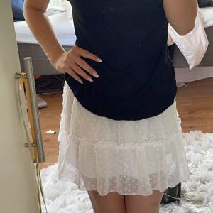 en lite finare vit sommar kjol som är tunn med mönster🩷 den är endast använd en gång och är därför i mycket bra skick! perfekt till sommaren, den är i strl S men skulle säga att den passar xs och m lika bra🩷