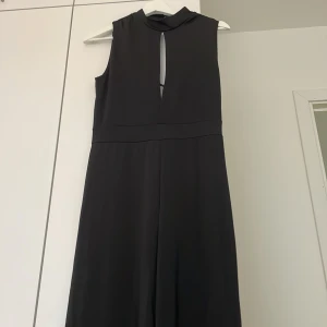Svart jumpsuit med öppen rygg - Använd en gång.
