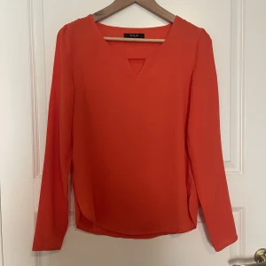 Orange blus - Jättefin orange blus från vila i storlek s. Köpt second hand men har aldrig använt den själv. 