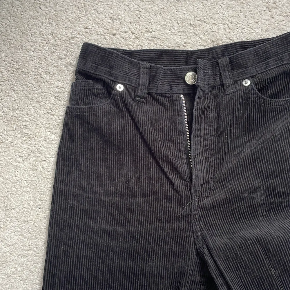 Ett par så fina svarta raka manchesterjeans från monki🖤 säljer på grund av att de är för små för mig, och därav finns inte heller några bilder när jag har dem på mig!. Jeans & Byxor.