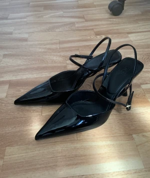 Spetsiga klackar - Blanka snygga klackar som bara använts en gång, säljer pga jag inte har användning av dem. Tredje bilden har Alva Blomdahl de klackarna! 💞