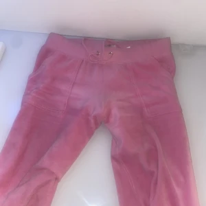 Juicy couture  - Säljer nu mina juicy couture byxor, dem har nåra skavanker därav priset. Fler bilder finns så bara att skriva 