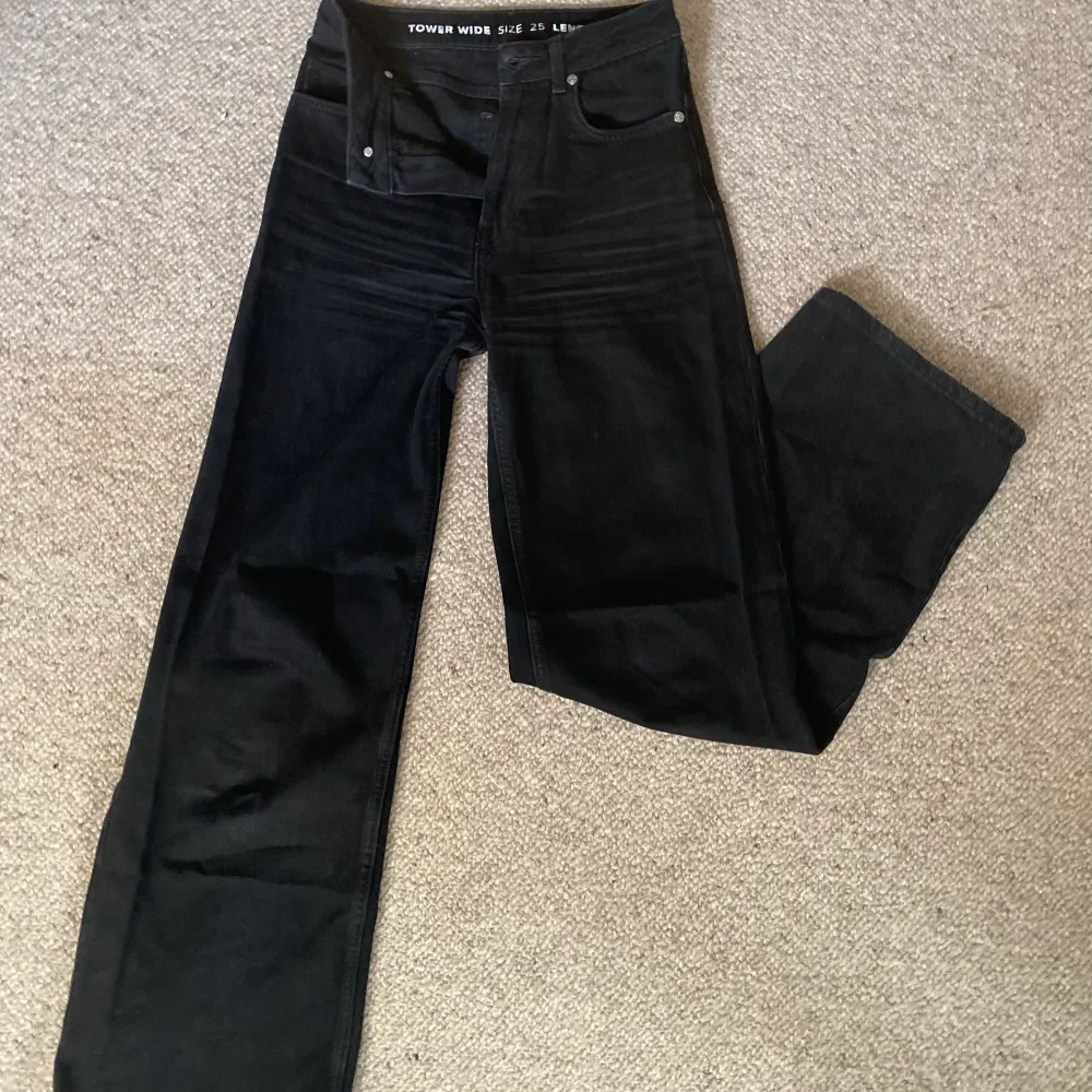 Fina svarta jeans från Lindex som har använts ca 2 år. Man ser att de är lite använda i färgen men inga fula märken eller liknande. Säljer då det inte riktigt är min stil längre💓raka och vida i benen och i storlek 34💞skriv för fler frågor💞. Jeans & Byxor.