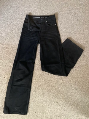 Svarta jeans - Fina svarta jeans från Lindex som har använts ca 2 år. Man ser att de är lite använda i färgen men inga fula märken eller liknande. Säljer då det inte riktigt är min stil längre💓raka och vida i benen och i storlek 34💞skriv för fler frågor💞