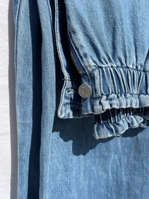 Pösiga jeans - Pösiga jeans från Monki. Väldigt rymliga med stora fickor. Inga slitningar eller liknande utan levereras i mycket gott skick!😇✨ Nypris- 399kr