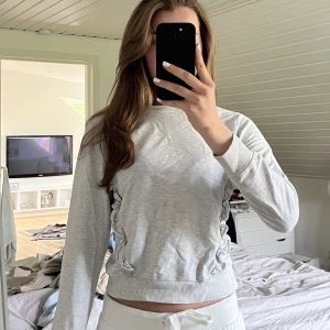 Collegetröja  - Säljer denna collegetröja från Kappahl i storlek 146/152 men skulle säga att den passar xs. Skriv om ni är intresserade eller har några frågor💗💗