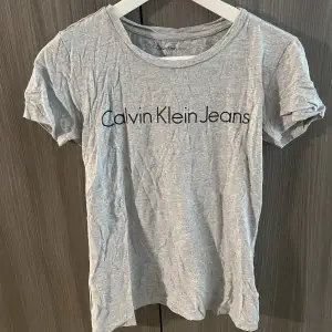 Grå Calvin Klein t-shirt, använd ett par gånger. Storlek S