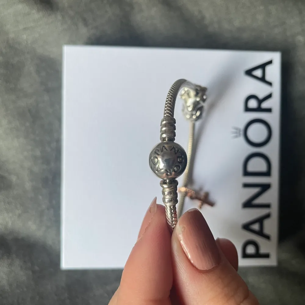 Jättefint berlockarmband från Pandora med tillhörande 5 berlocker (2 enskild såld) som är nästintill oanvänt och i mycket bra skick💗Vet tyvärr inte vart berlockerna är ifrån. Armbandet är tyvärr för stor för mig och därav blir den sällan använd.    . Accessoarer.
