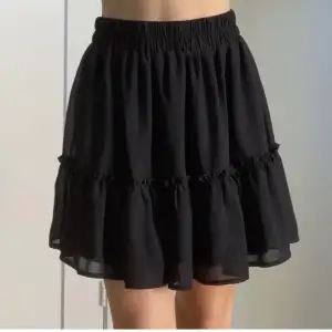 Super fin volang kjol köpt här på Plick! Andvänd fåtal gånger och säljs pågrund av att den är för liten.❤️ Pris kan diskuteras! Köpt för 60 säljs för 35