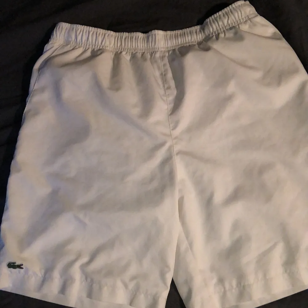 Jag säljer ett par shorts som har märket Lacoste. Cond 9/10. Använd max 3 gånger.. Shorts.