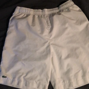 Lacoste shorts - Jag säljer ett par shorts som har märket Lacoste. Cond 9/10. Använd max 3 gånger.